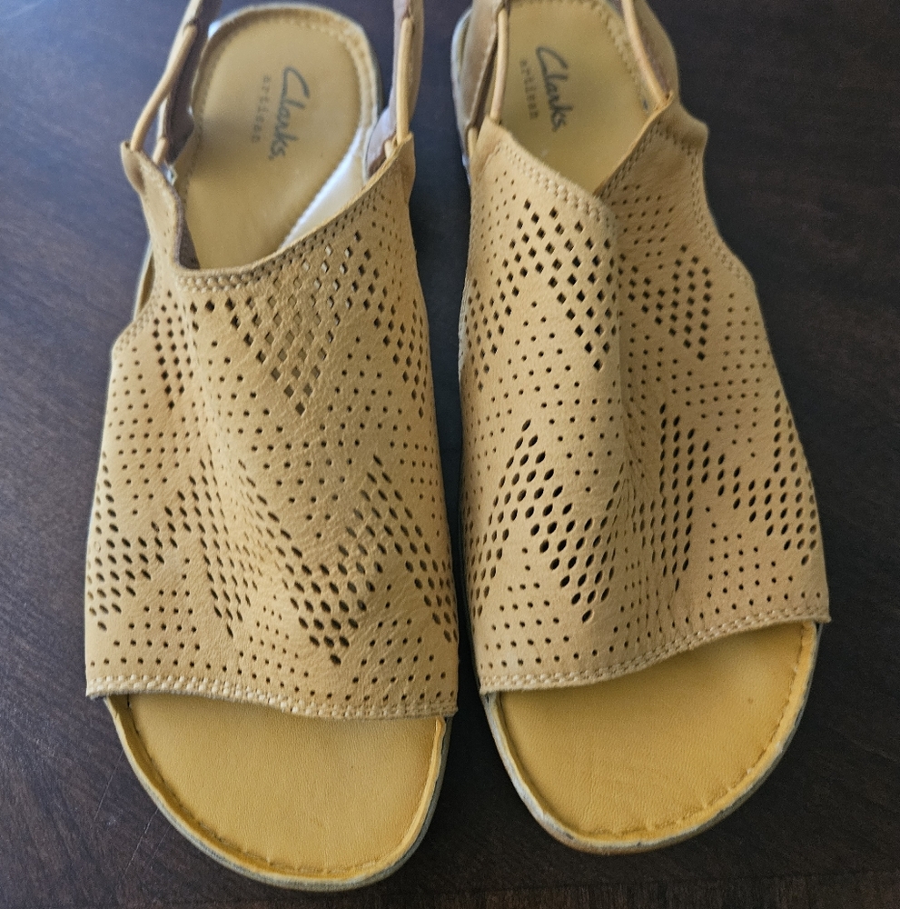 Clarks Women's Yellow Sandals Size 8 With Soft Soles